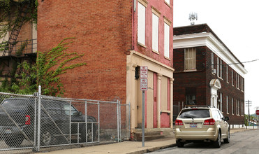 223 W 15th St in Cincinnati, OH - Foto de edificio - Building Photo