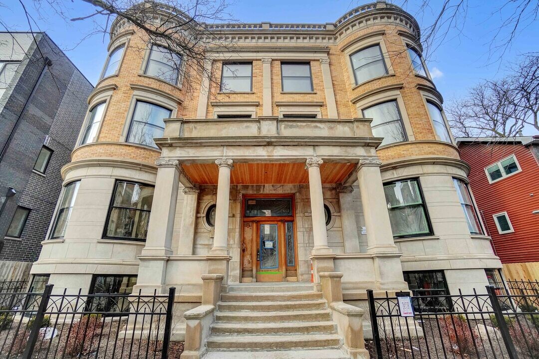 700 W Wellington Ave in Chicago, IL - Building Photo