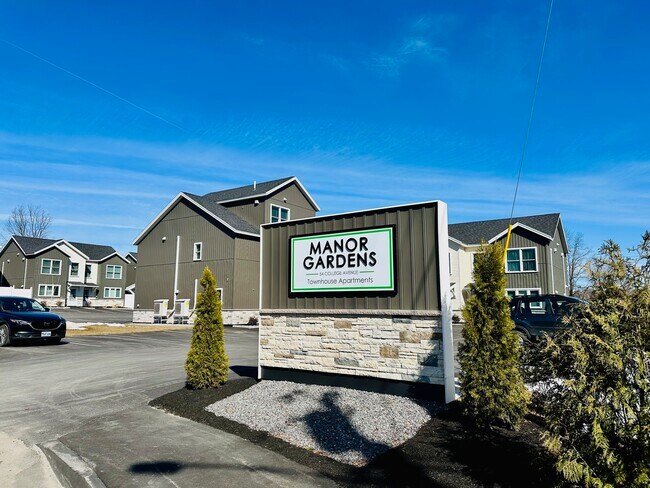 Manor Gardens in Waterville, ME - Foto de edificio - Building Photo