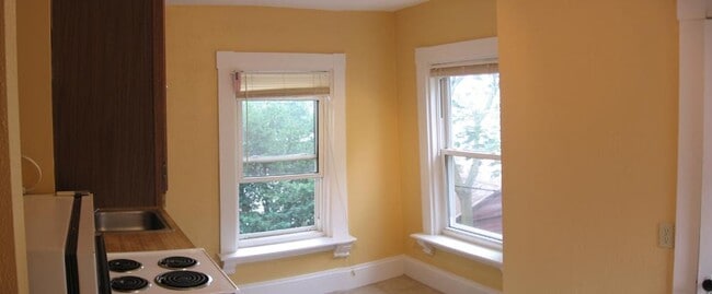 62 Church St, Unit 2R in Wellesley, MA - Foto de edificio - Building Photo
