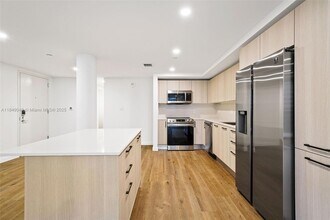 1500 Bay Rd, Unit N-0425 in Miami Beach, FL - Building Photo - Building Photo