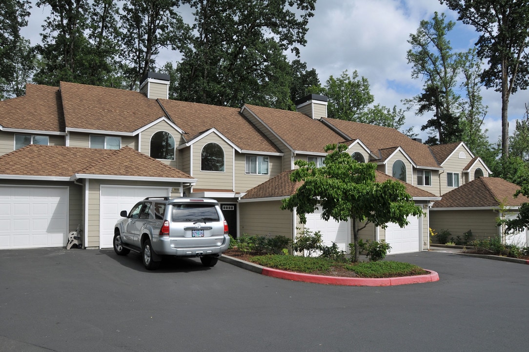 Uplands Park at Lake Oswego in Lake Oswego, OR - Building Photo