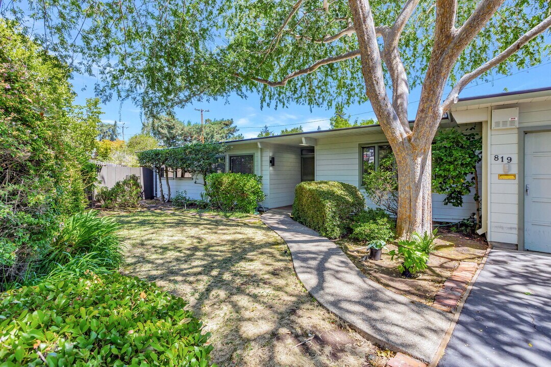 819 La Jennifer Way in Palo Alto, CA - Building Photo