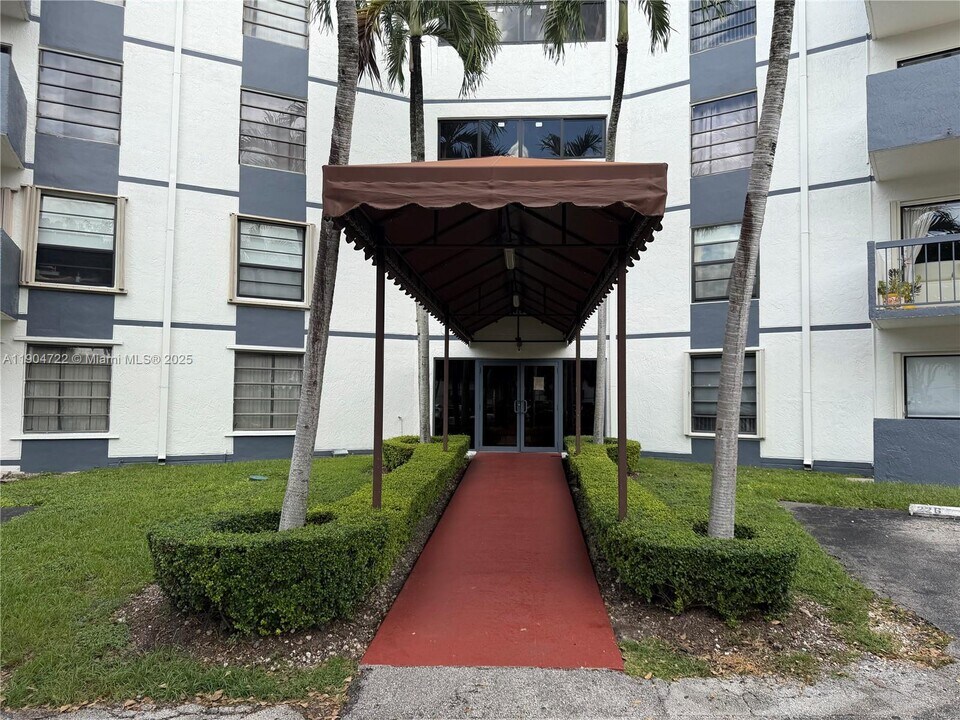 5800 SW 127th Ave in Miami, FL - Building Photo