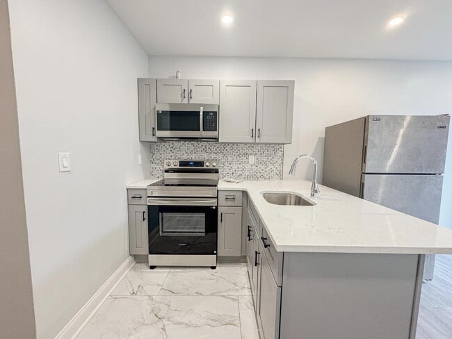 2266 E Cambria St in Philadelphia, PA - Building Photo - Building Photo