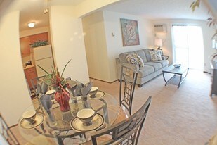 Condor Garden Apartments in Elyria, OH - Building Photo