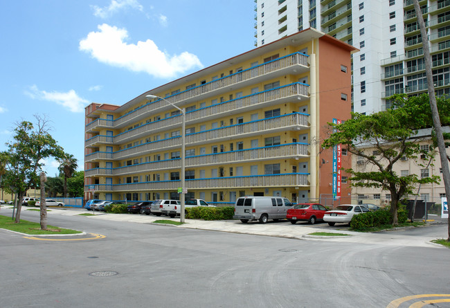 Bayshore Plaza in Miami, FL - Building Photo - Building Photo