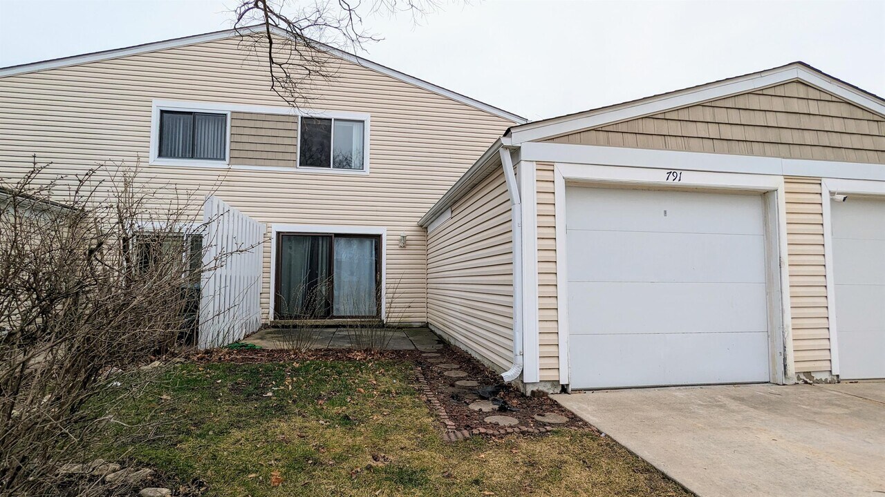 791 Barnaby Pl in Wheeling, IL - Building Photo