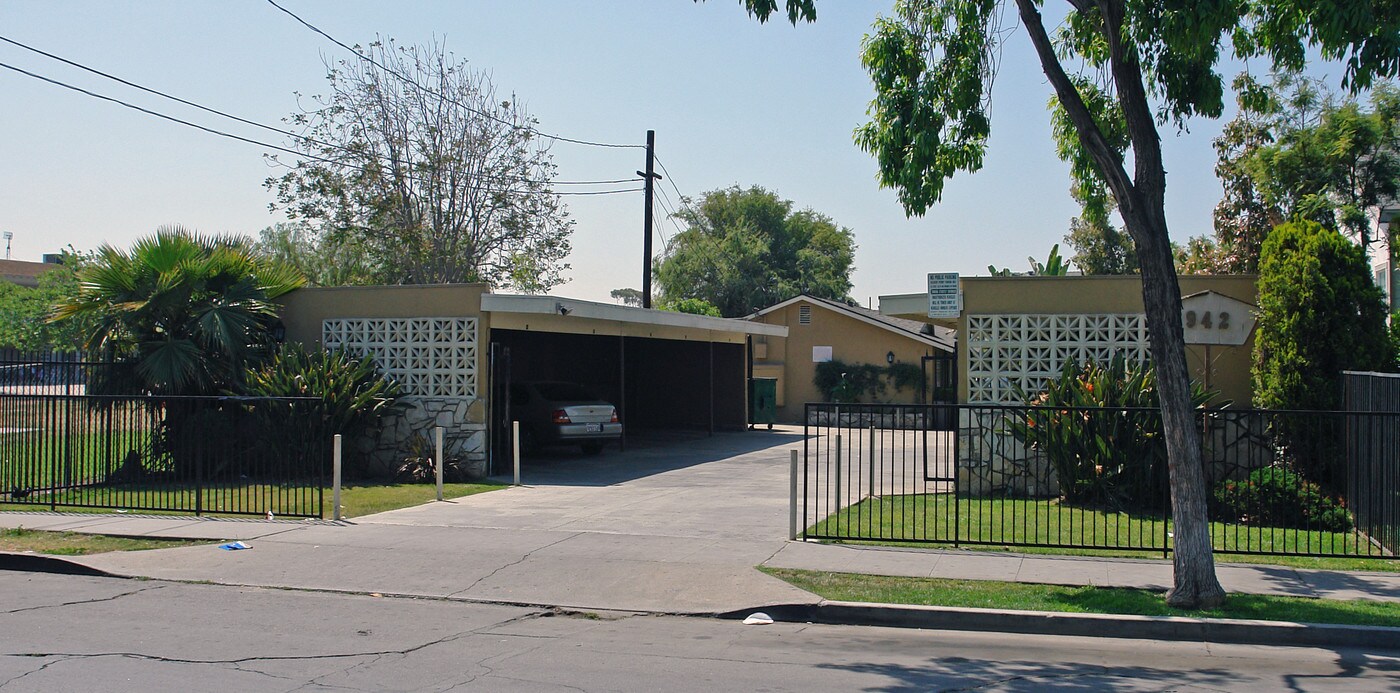 942 W Bishop St in Santa Ana, CA - Foto de edificio