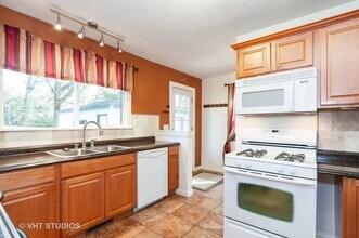 804 Tomahawk Trail in Round Lake Heights, IL - Foto de edificio - Building Photo