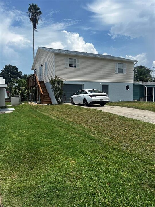 7035 McCray Dr in Hudson, FL - Foto de edificio