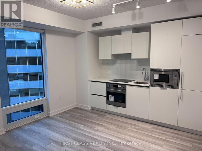 238 Simcoe St in Toronto, ON - Building Photo - Building Photo