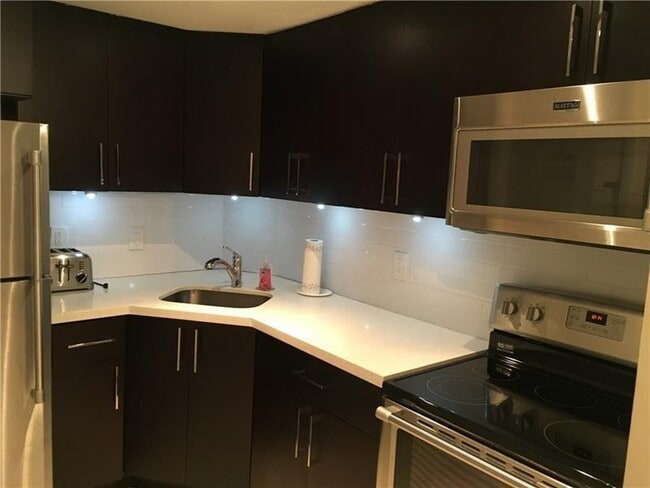 659 W Oakland Park Blvd in Wilton Manors, FL - Building Photo - Building Photo