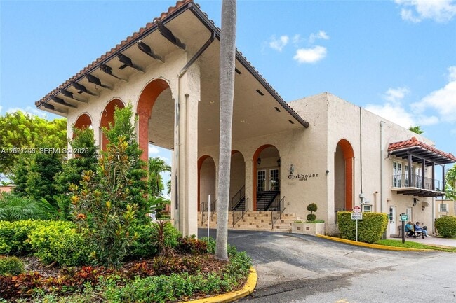 10834 N Kendall Dr in Miami, FL - Building Photo - Building Photo