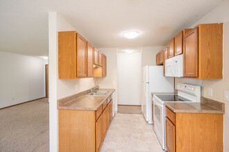 Pondview Apartments in Maplewood, MN - Building Photo - Building Photo