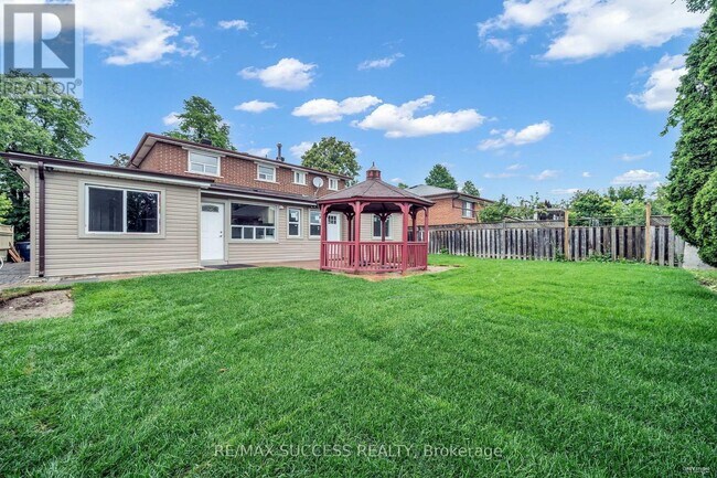 15 Killamarsh Dr in Toronto, ON - Building Photo - Building Photo