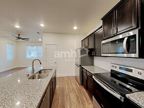 33098 Glacier Ave SE in Black Diamond, WA - Foto de edificio - Building Photo