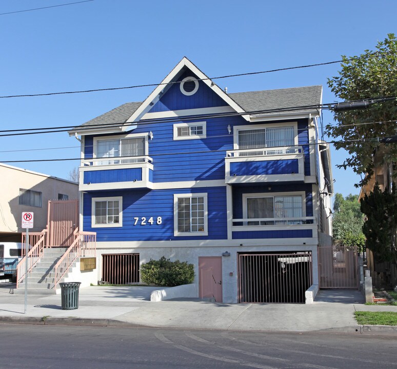 Independence Ave in Canoga Park, CA - Foto de edificio