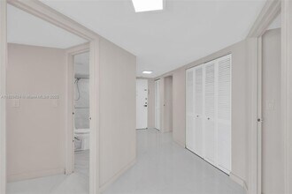2333 Brickell Ave, Unit 1701 in Miami, FL - Building Photo - Building Photo