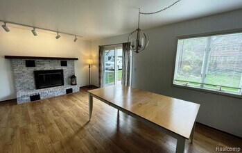 2145 Lakeshire Dr in West Bloomfield Township, MI - Building Photo - Building Photo