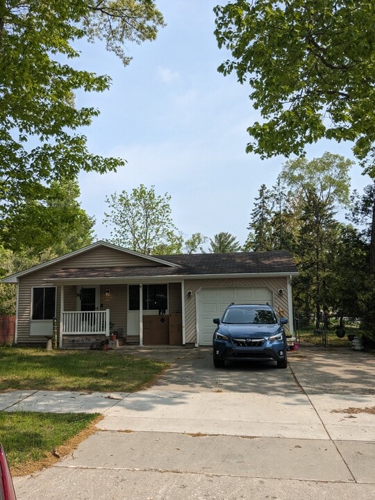 891 Kelley St in Traverse City, MI - Foto de edificio