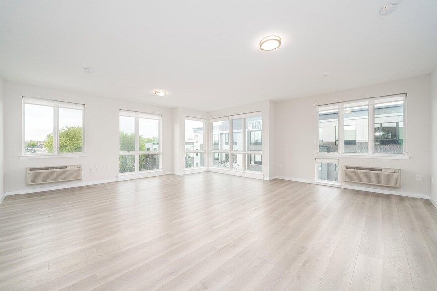 16 Bennett St, Unit 512 in Jersey City, NJ - Building Photo