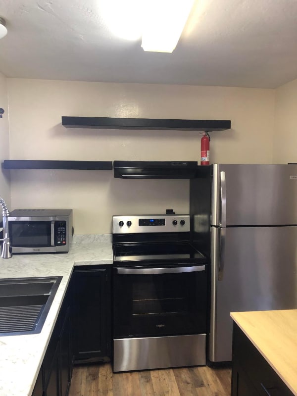 204 E Hinckley St, Unit Apt B in Mount Shasta, CA - Foto de edificio - Building Photo