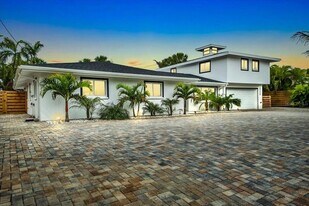 5624 Cape Leyte Dr in Siesta Key, FL - Building Photo
