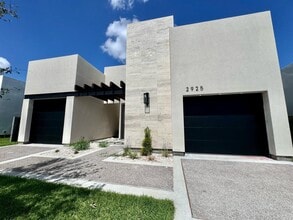 2925 Fisher's Hill Loop in Laredo, TX - Building Photo - Building Photo