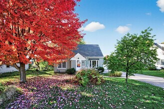 1049 Sterling St N in Maplewood, MN - Foto de edificio - Building Photo