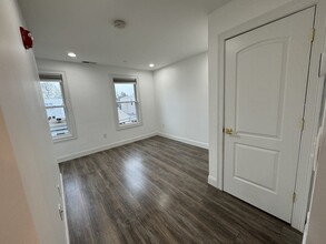 40 Morris St, Unit 3 in Boston, MA - Building Photo - Building Photo