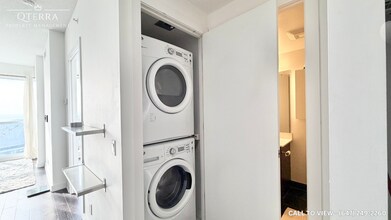 2220 Lake Shore Blvd W in Toronto, ON - Building Photo - Building Photo