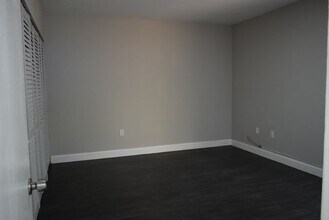 1975 NE 135th St in North Miami, FL - Building Photo - Building Photo