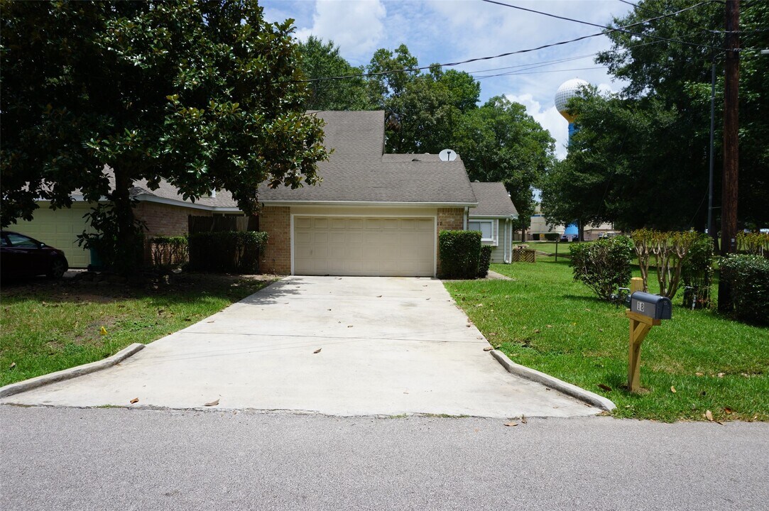 18 Dogwood Trail in Conroe, TX - Building Photo