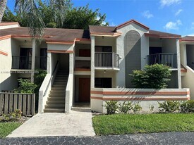 5595 Courtyard Dr in Margate, FL - Building Photo
