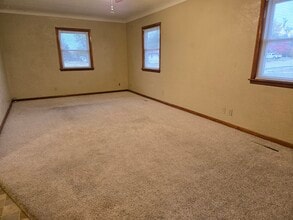 105 W Willman St in Hiawatha, IA - Building Photo - Building Photo