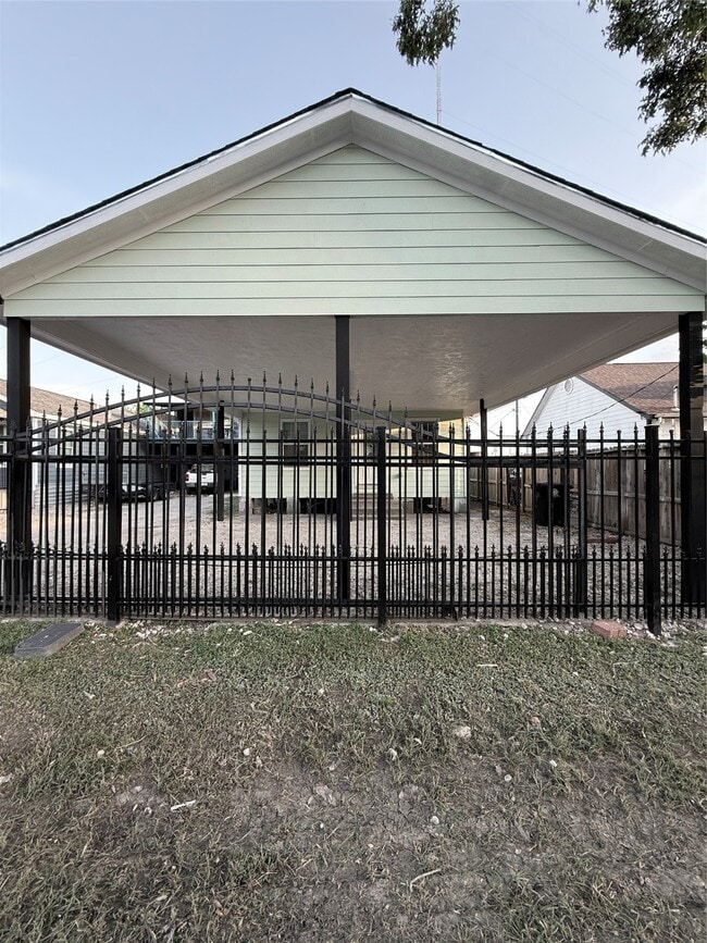 property at 2518 1/2 Ivy St