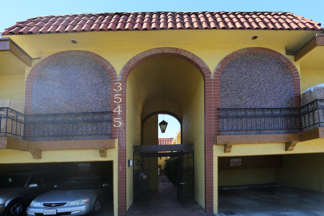3545 Mentone Ave in Los Angeles, CA - Foto de edificio - Building Photo