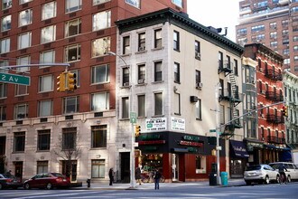 300 E 72nd St in New York, NY - Foto de edificio - Building Photo