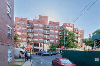 35-19 Leavitt St in Flushing, NY - Building Photo - Building Photo