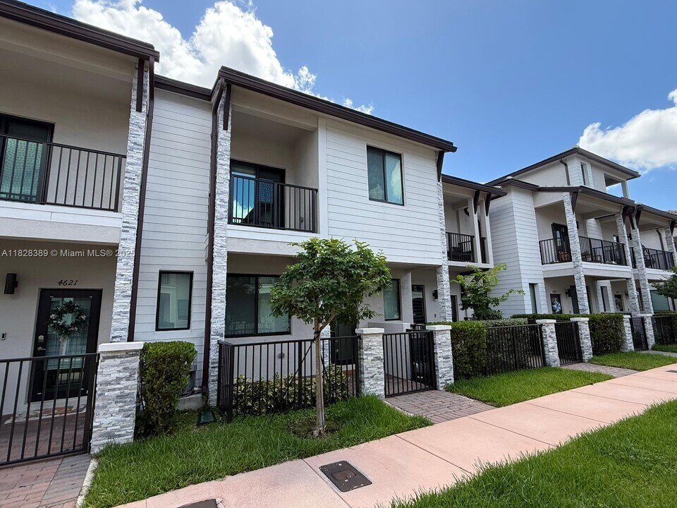 4617 NW 83rd Path in Doral, FL - Building Photo