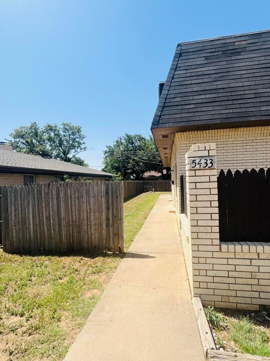 5433 40th St in Lubbock, TX - Building Photo