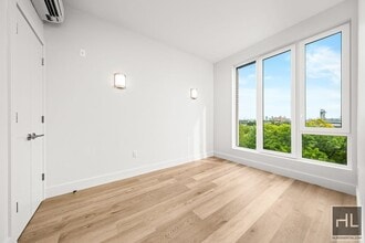 BRUCKNER BOULEVARD, Unit 504 in Bronx, NY - Foto de edificio - Building Photo