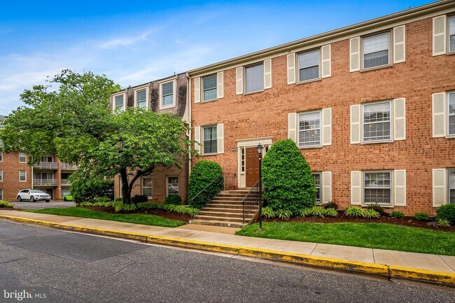 6004 Westchester Park Dr in College Park, MD - Building Photo - Building Photo