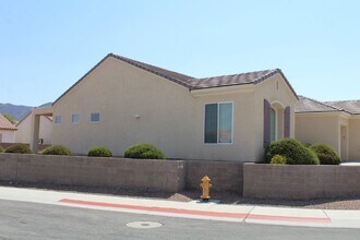 2084 Clearwater Lake Dr in Henderson, NV - Building Photo - Building Photo