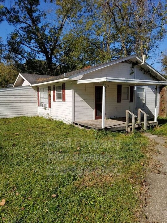 1208 N Willow Ave in Gonzales, LA - Building Photo