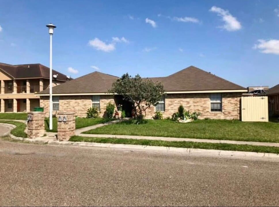 2104 Paradise Dr, Unit Apartment 3 in Pharr, TX - Building Photo