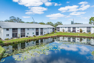 Shadow Lakes Condominiums in Largo, FL - Foto de edificio - Building Photo