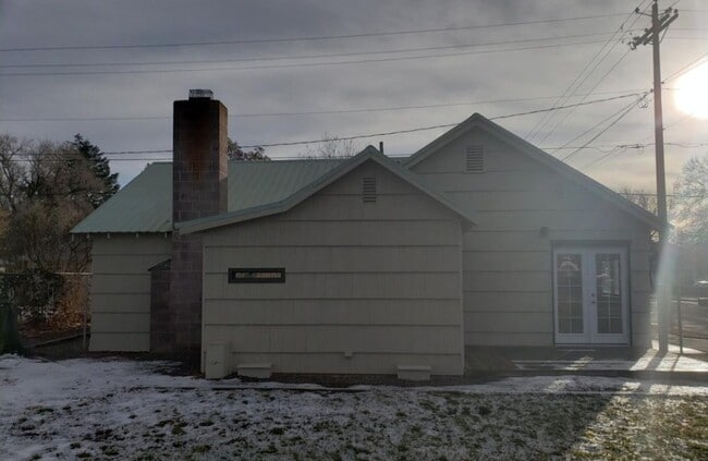 property at 102 S Chestnut St