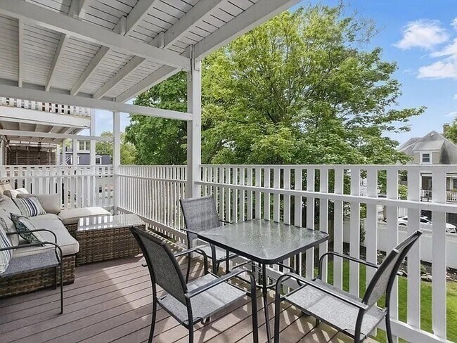 property at 925 E 4th St